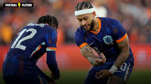 Jeremie Frimpong en Memphis Depay vieren een doelpunt