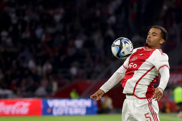 Owen Wijndal in actie voor Ajax