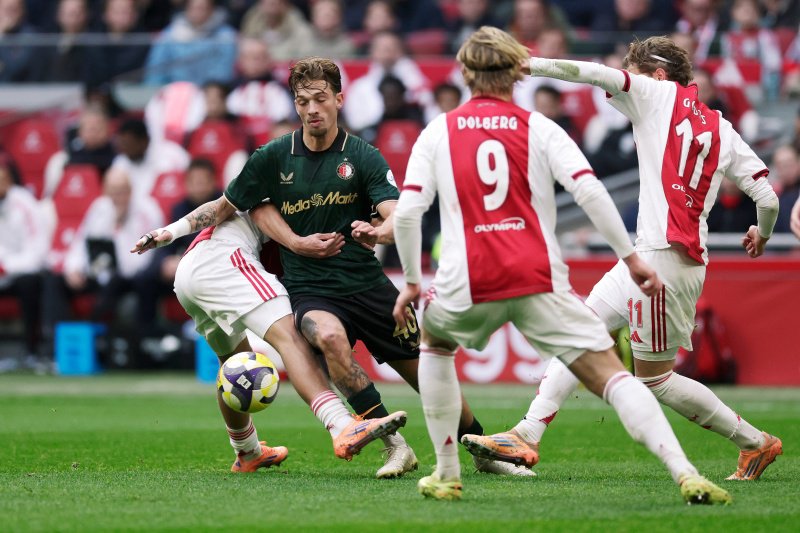 Luciano Valente in duel.