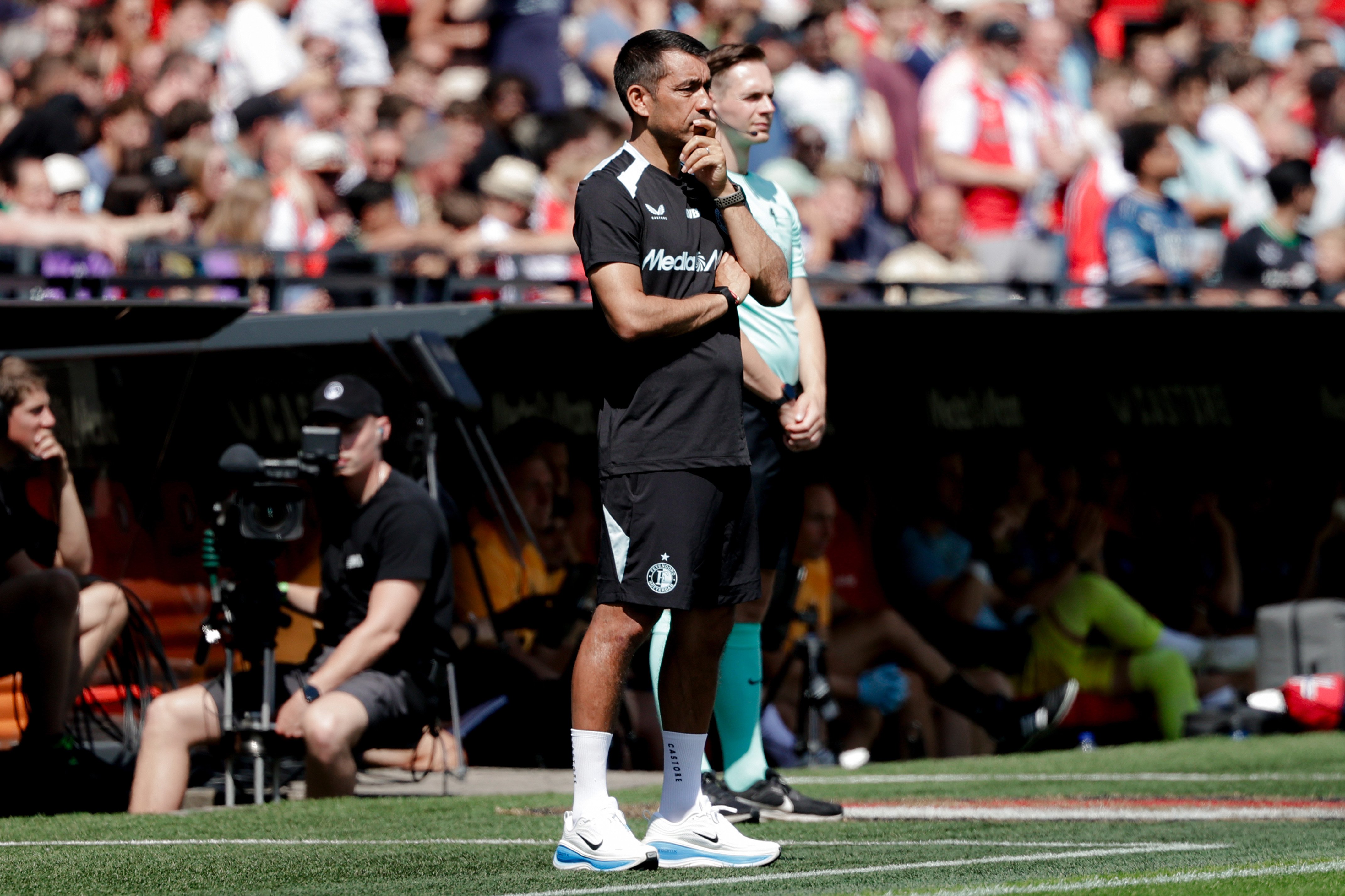 Giovanni van Bronckhorst ziet Feyenoord een ongeslagen voorbereiding afwerken, terwijl meerdere nieuwkomers direct hun visitekaartje afgeven.