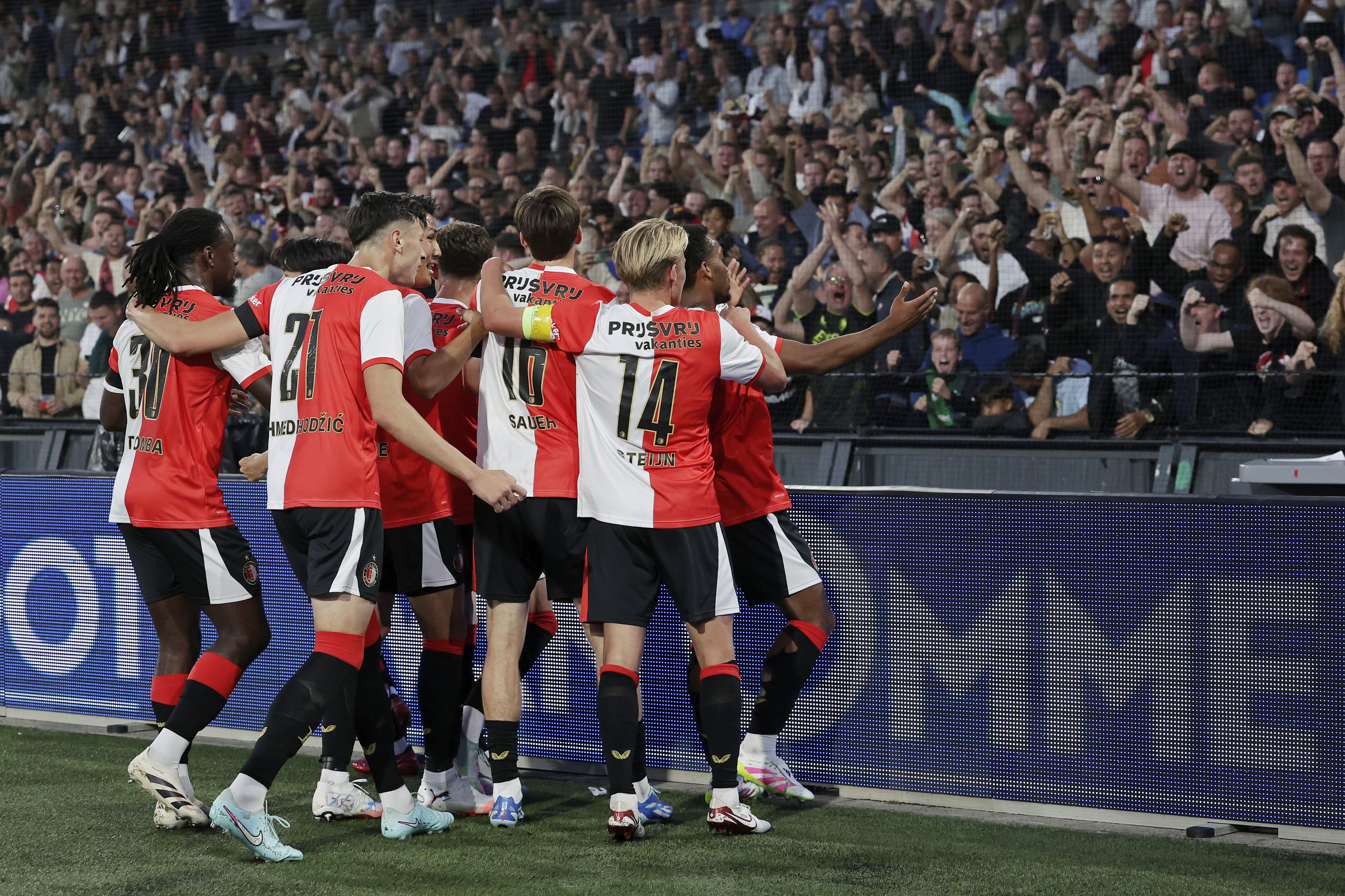 Feyenoord-spelers vieren feest na doelpunt