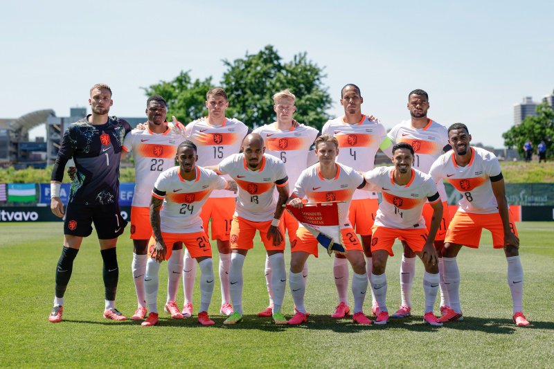 Het Nederlands elftal poseert voor het duel zonder toeschouwers