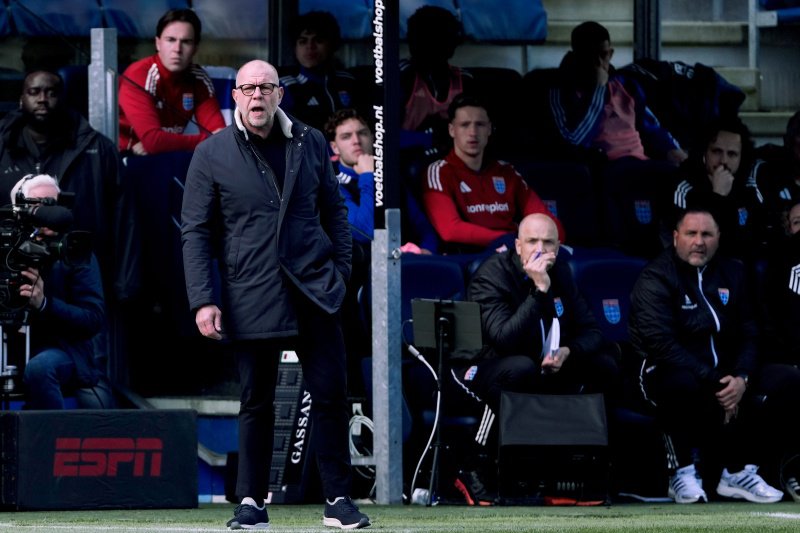 Fred Grim langs de zijlijn voor Ajax tegen PEC Zwolle