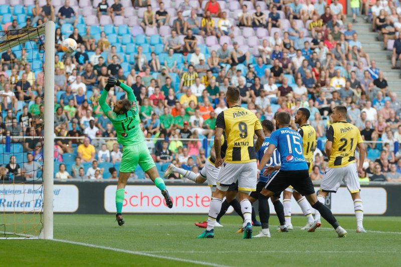 Valentin Cojocaru in actie als keeper van FC Viitorul tegen Vitesse. 