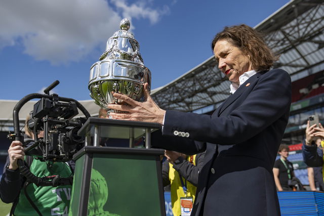 knvb directeur marianne van leeuwen zet de knvb beker klaar voor finale feyenoord-nec