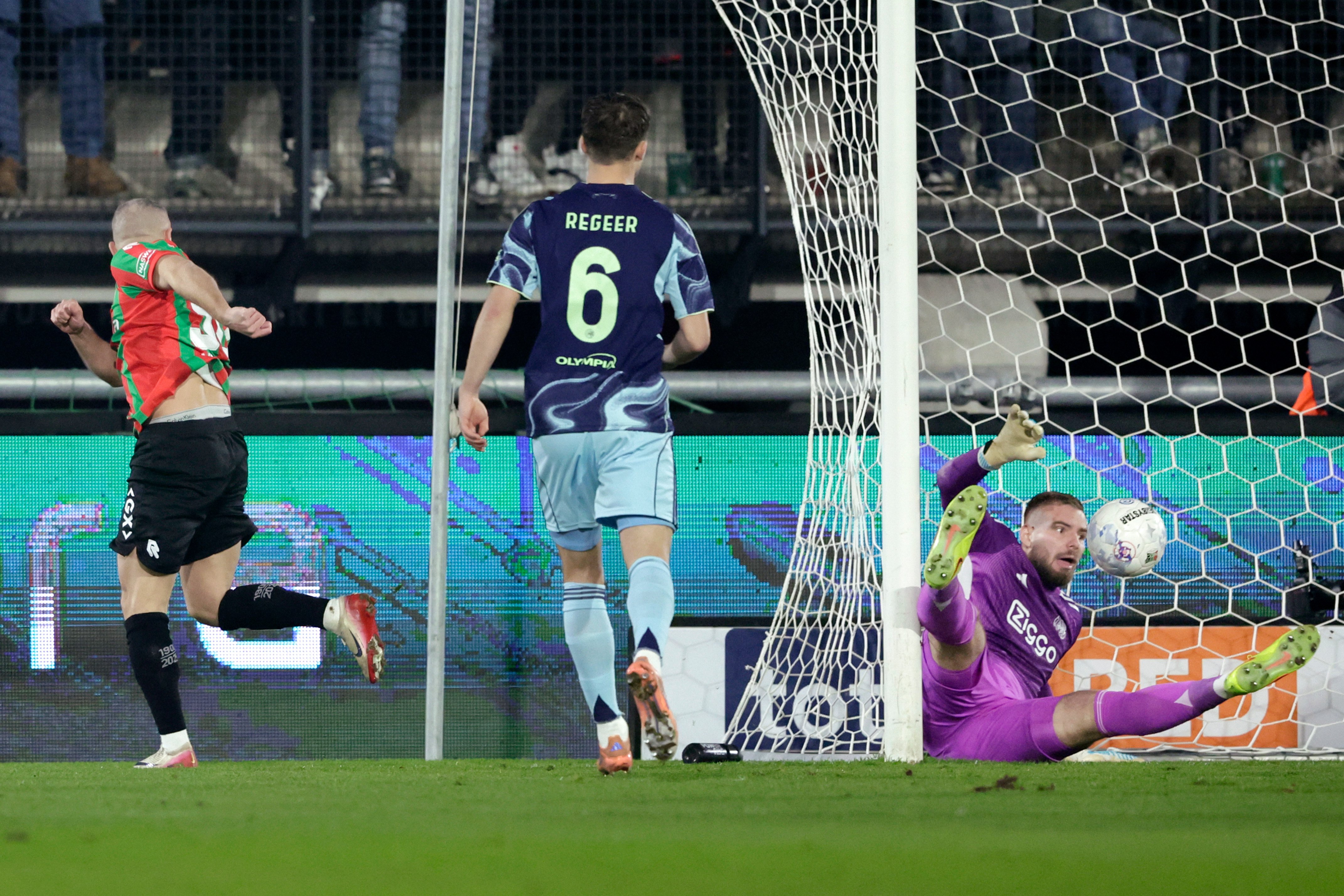 Bryan Linssen viert de openingstreffer namens NEC Nijmegen. De aanvaller zet zijn ploeg op een 1-0 voorsprong in de Eredivisie.