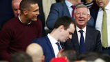 Schrik rond Sir Alex Ferguson legt schaduw over United-Liverpool