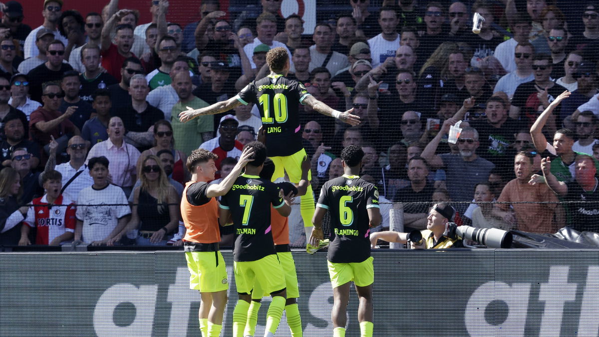 Noa lang juicht tegen feyenoord in de kuip