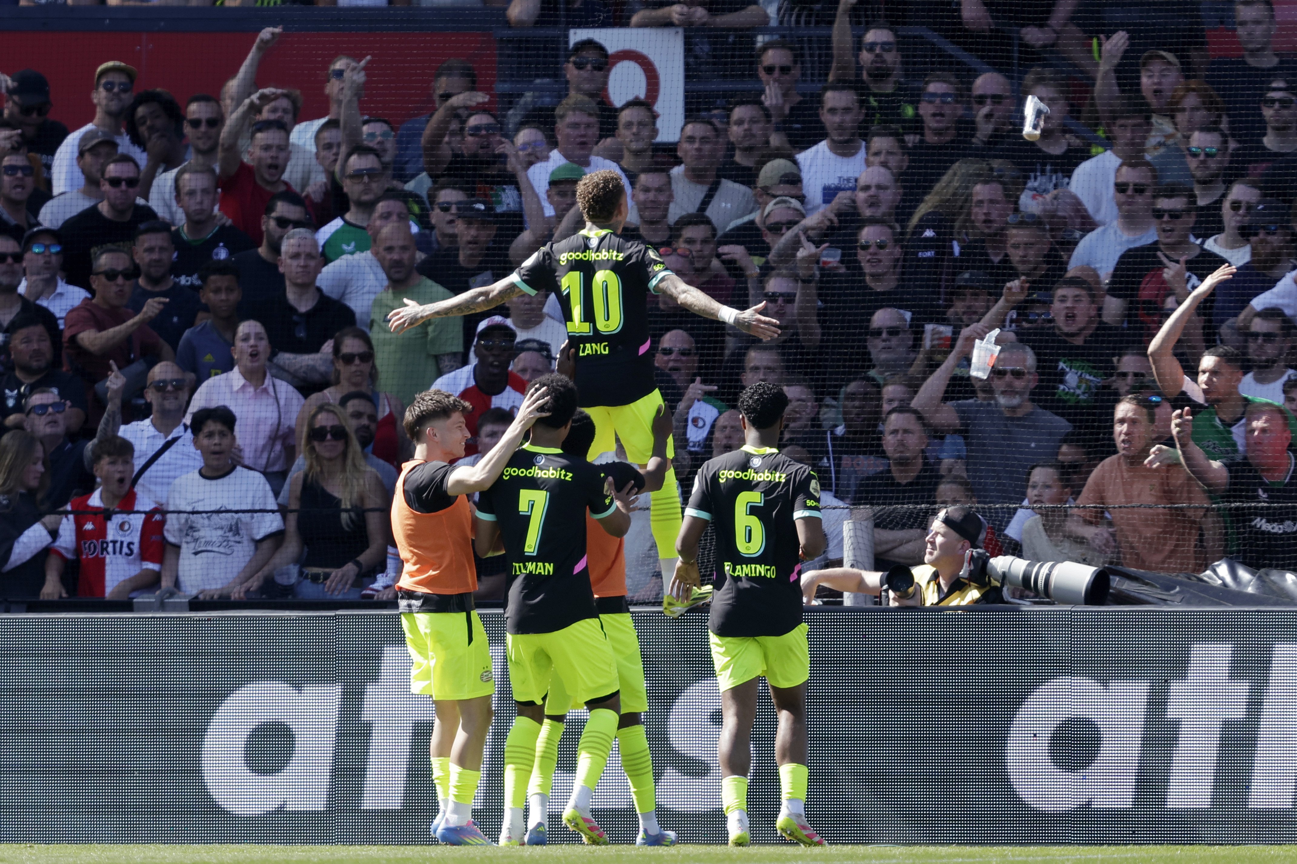 Noa lang juicht tegen feyenoord in de kuip