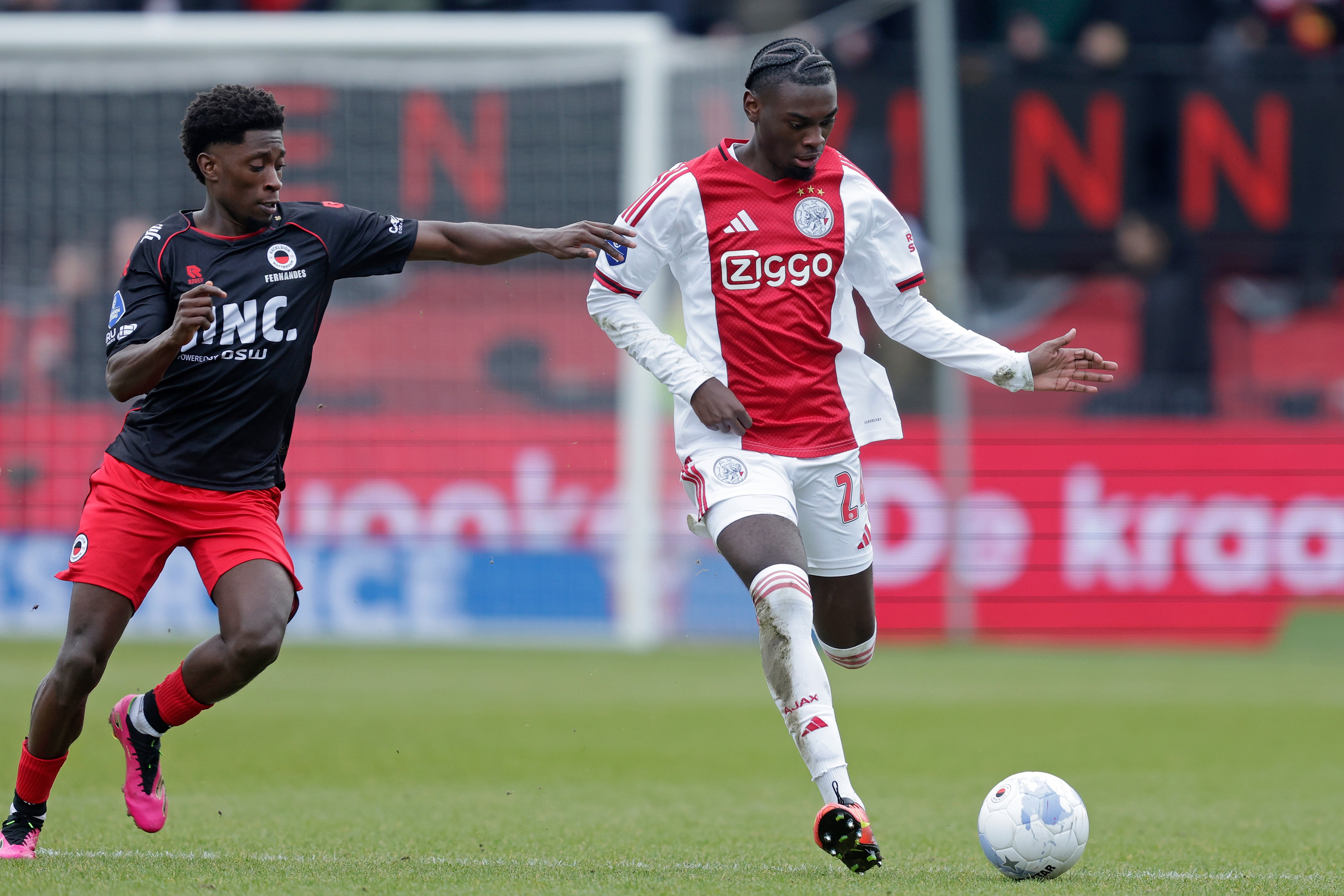 Jorthy Mokio in actie voor Ajax in het duel met Excelsior.