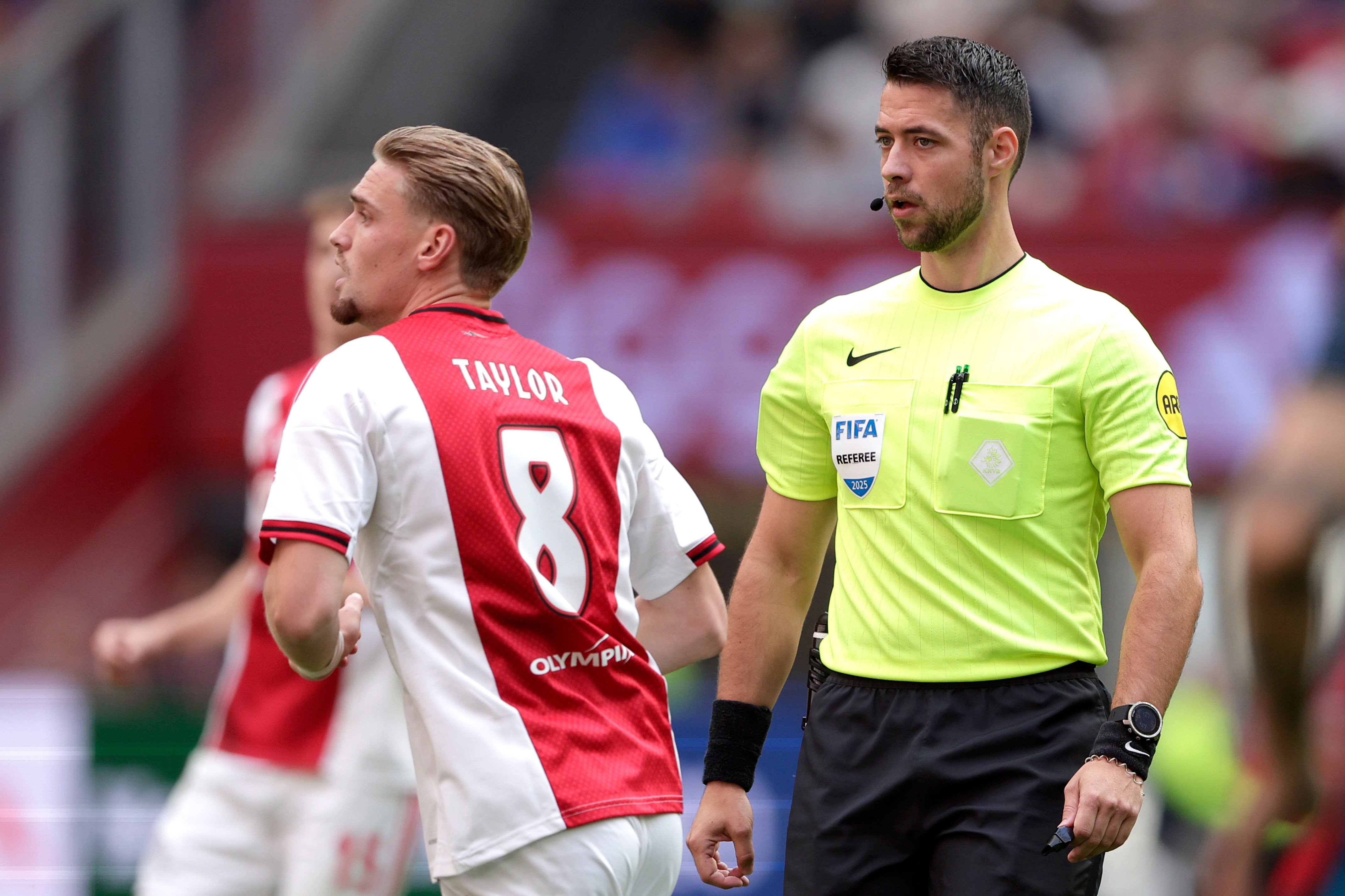 Kenneth Taylor in actie bij Ajax