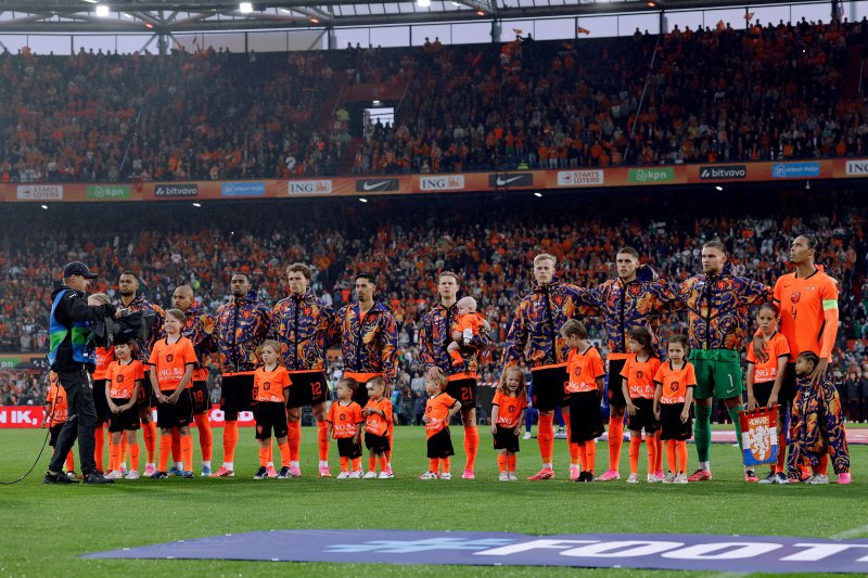 De Oranje-spelers in Nike x Patta kleding voor het duel met Algerije