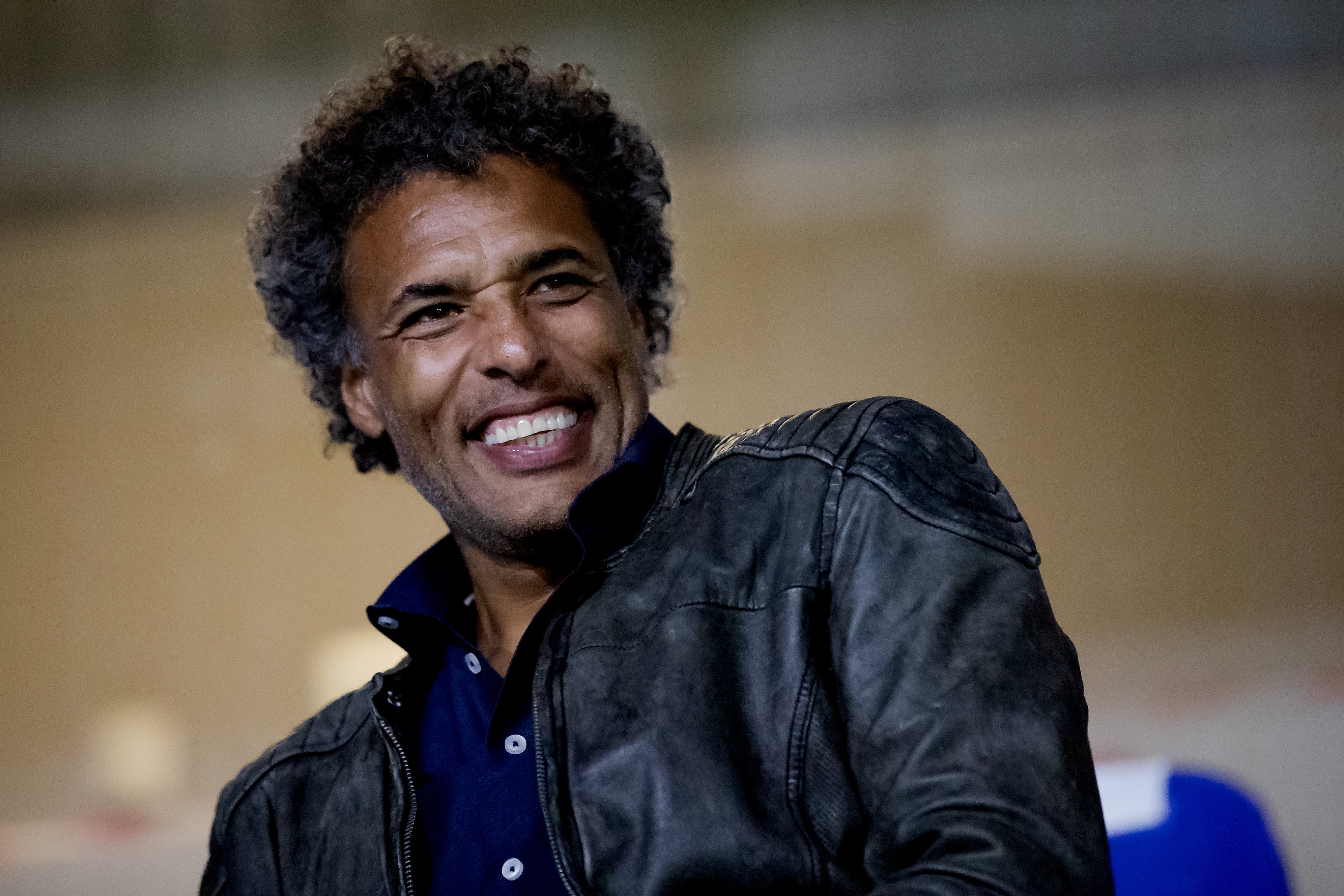 Pierre van Hooijdonk ligt onder vuur na uitspraken over Robin van Persie en ‘bevriende media’.