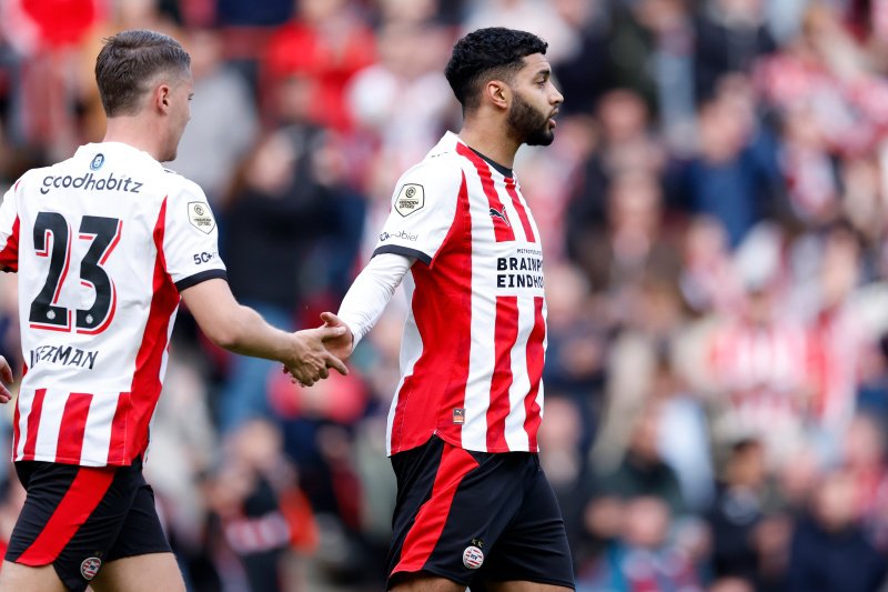 Joey Veerman geeft het stokje over aan Ismael Saibari