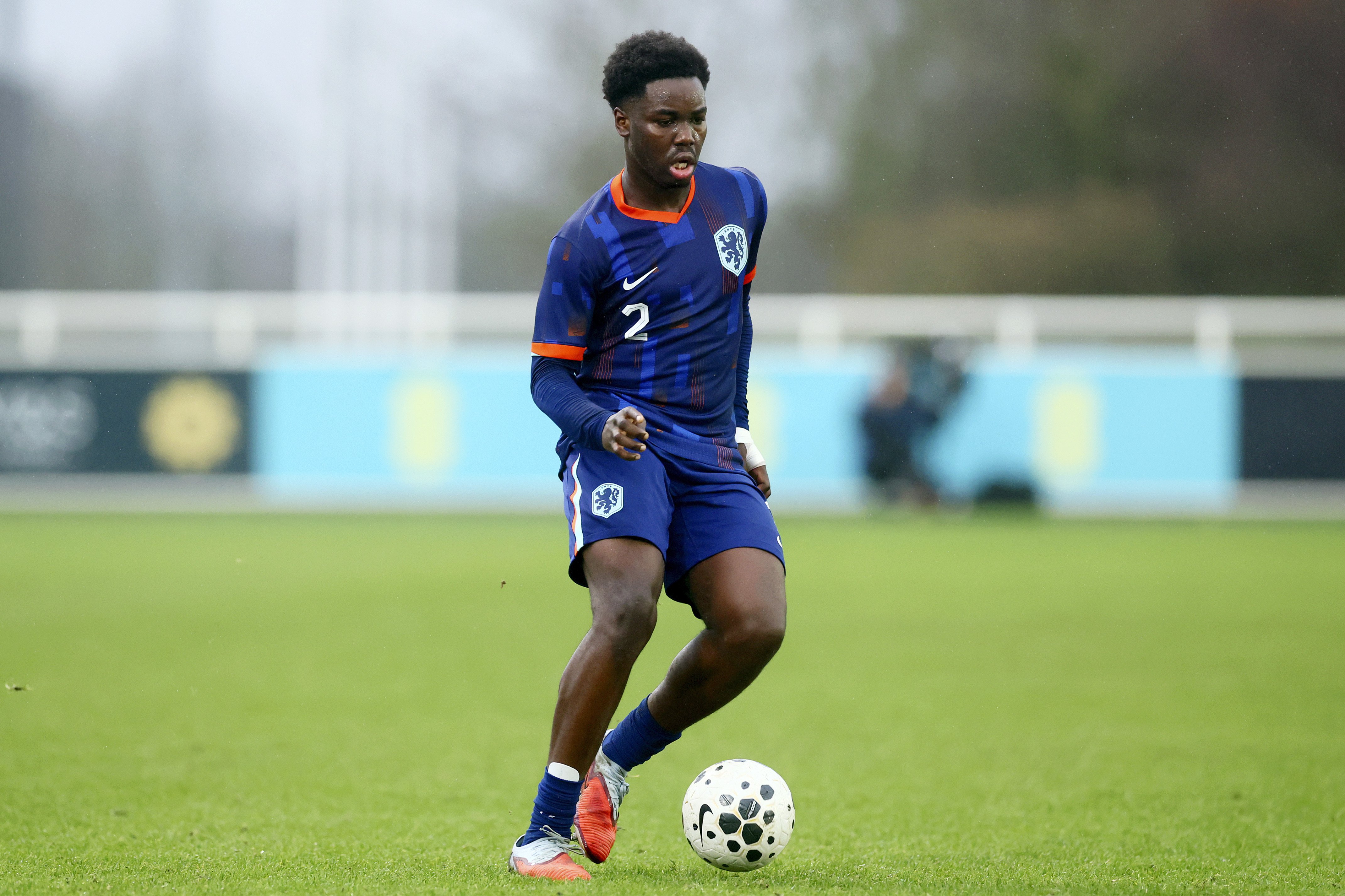 Emmanuel Fejokwu in actie voor Oranje O16. De rechtsback van West Ham United maakte indruk tegen Engeland en staat volop in de belangstelling van de KNVB én Europese topclubs.