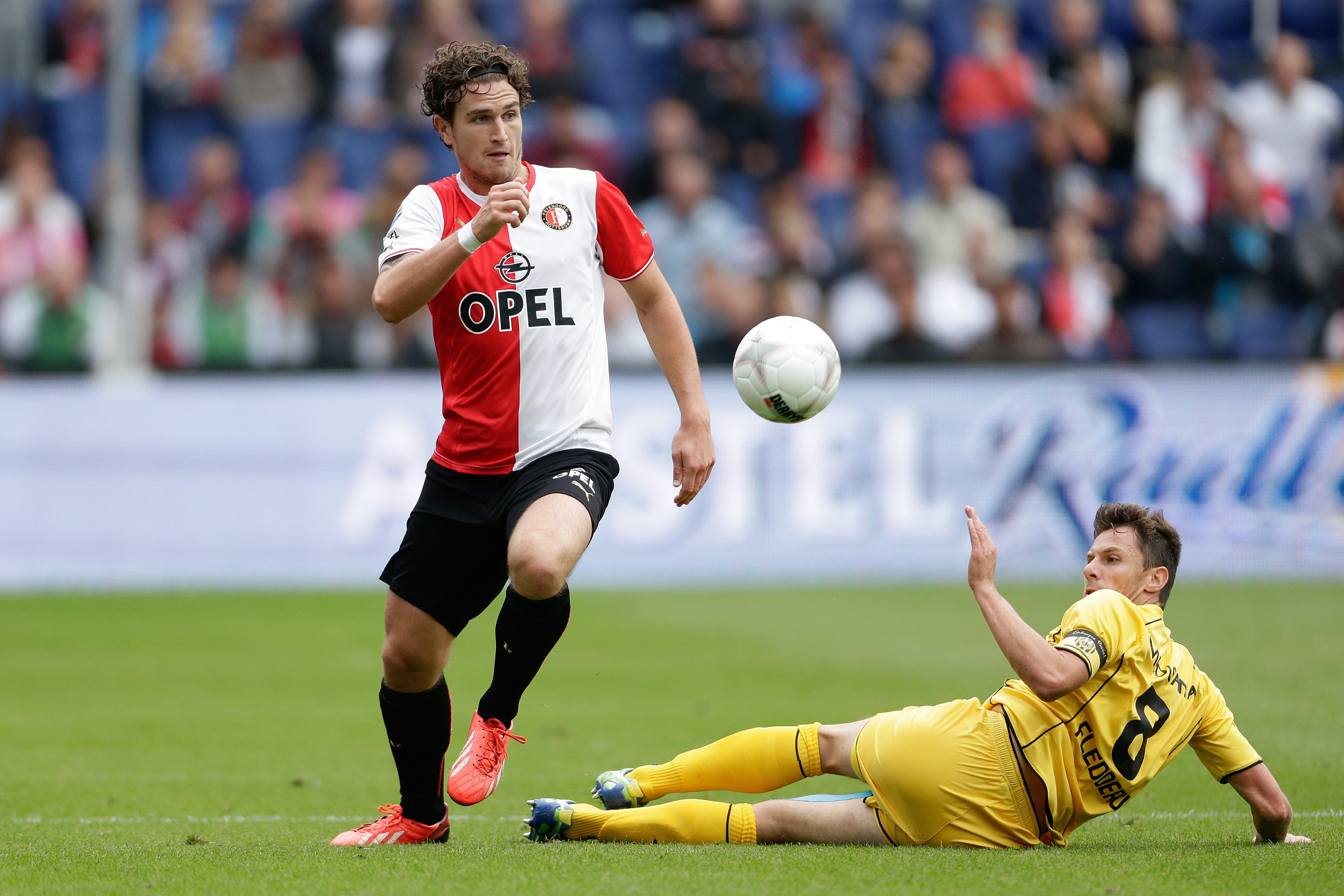 Ex-Oranje-international en voormalig Feyenoord-speler Daryl Janmaat (links) blikt terug op zijn verslaving en het zwarte gat na zijn voetbalcarrière.