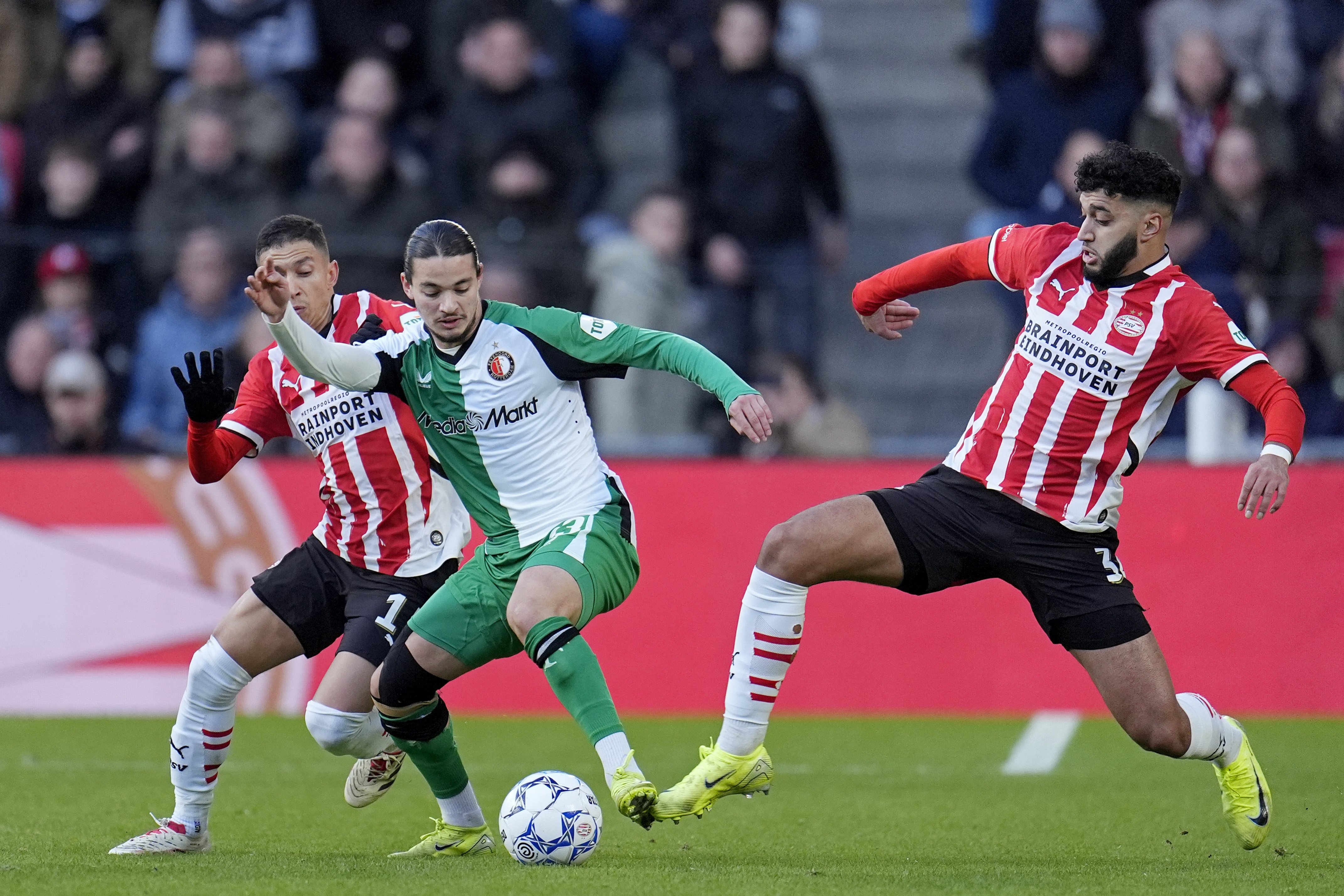 Ismael Saibari en Anis Hadj Moussa in actie voor PSV en Feyenoord; beide clubs profiteren van de verschoven Afrikacup-deadline.