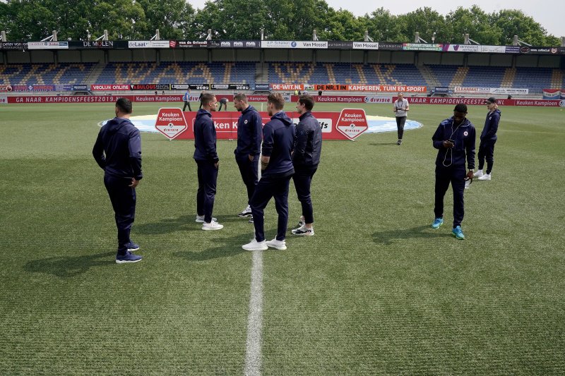 Uniek tafereel: drie Ajacieden worden als koning onthaald in stadion