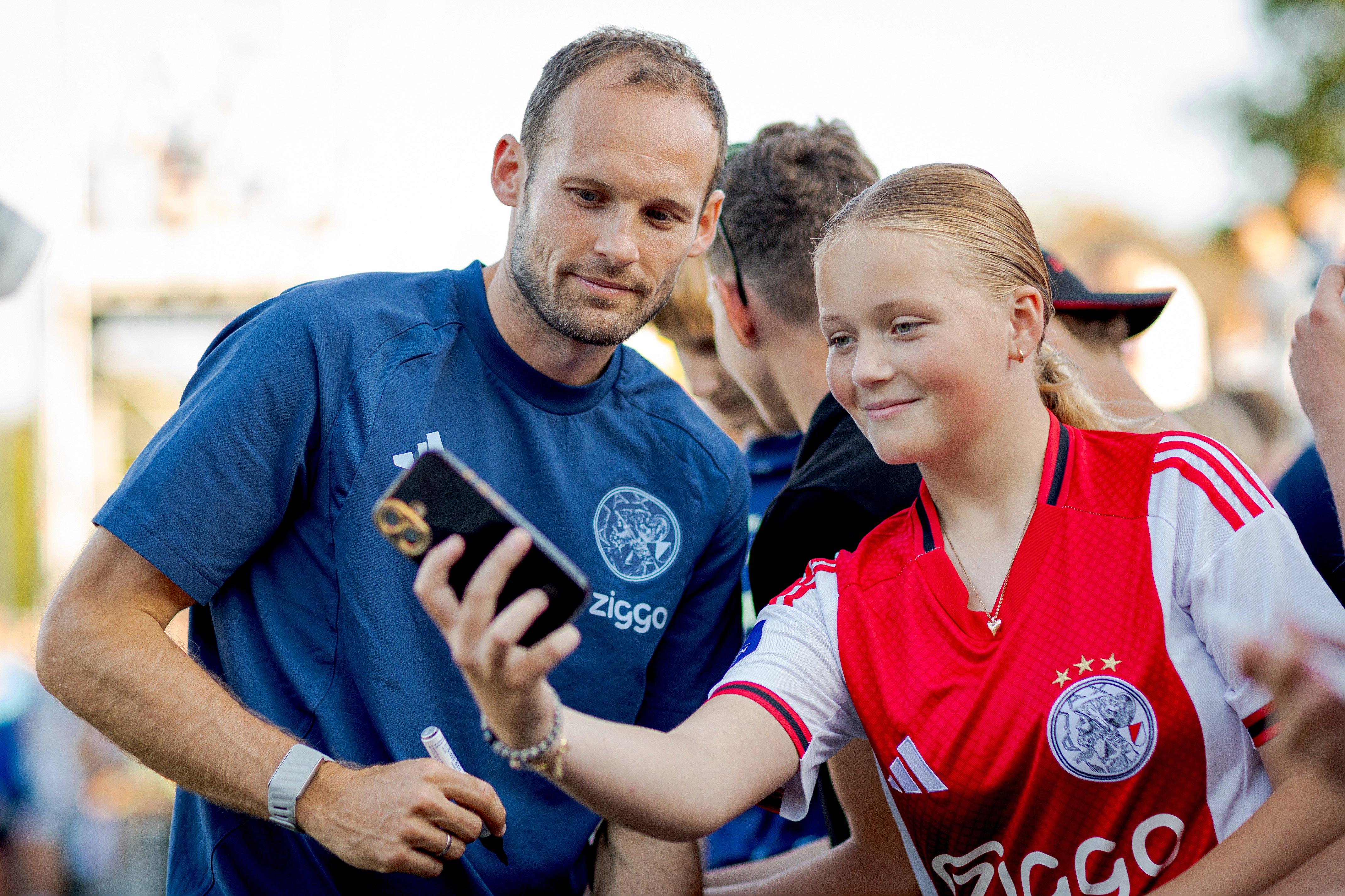 Daley Blind neemt de tijd voor supporters en zet een handtekening voor een fan tijdens een publieksmoment.