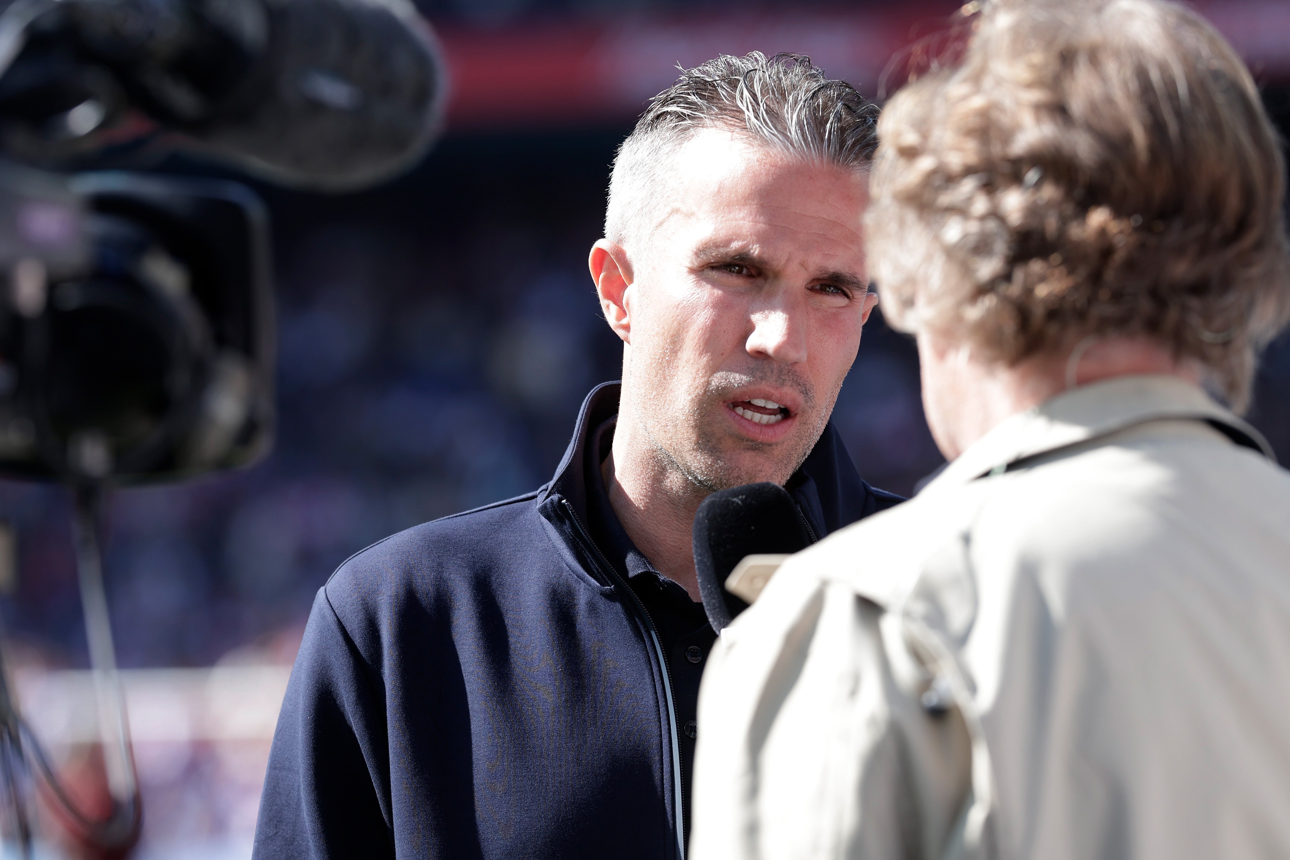 Robin van Persie tijdens zijn periode als hoofdtrainer van Feyenoord. De nieuwe clubleiding besloot na een interne evaluatie afscheid van hem te nemen.