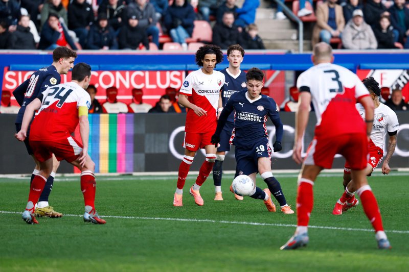 Bajraktarevic (midden) dribbelt tegen Utrecht