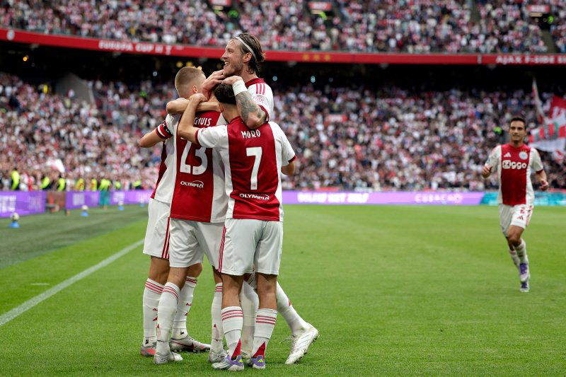 Weghorst viert de 1-0 van Berghuis