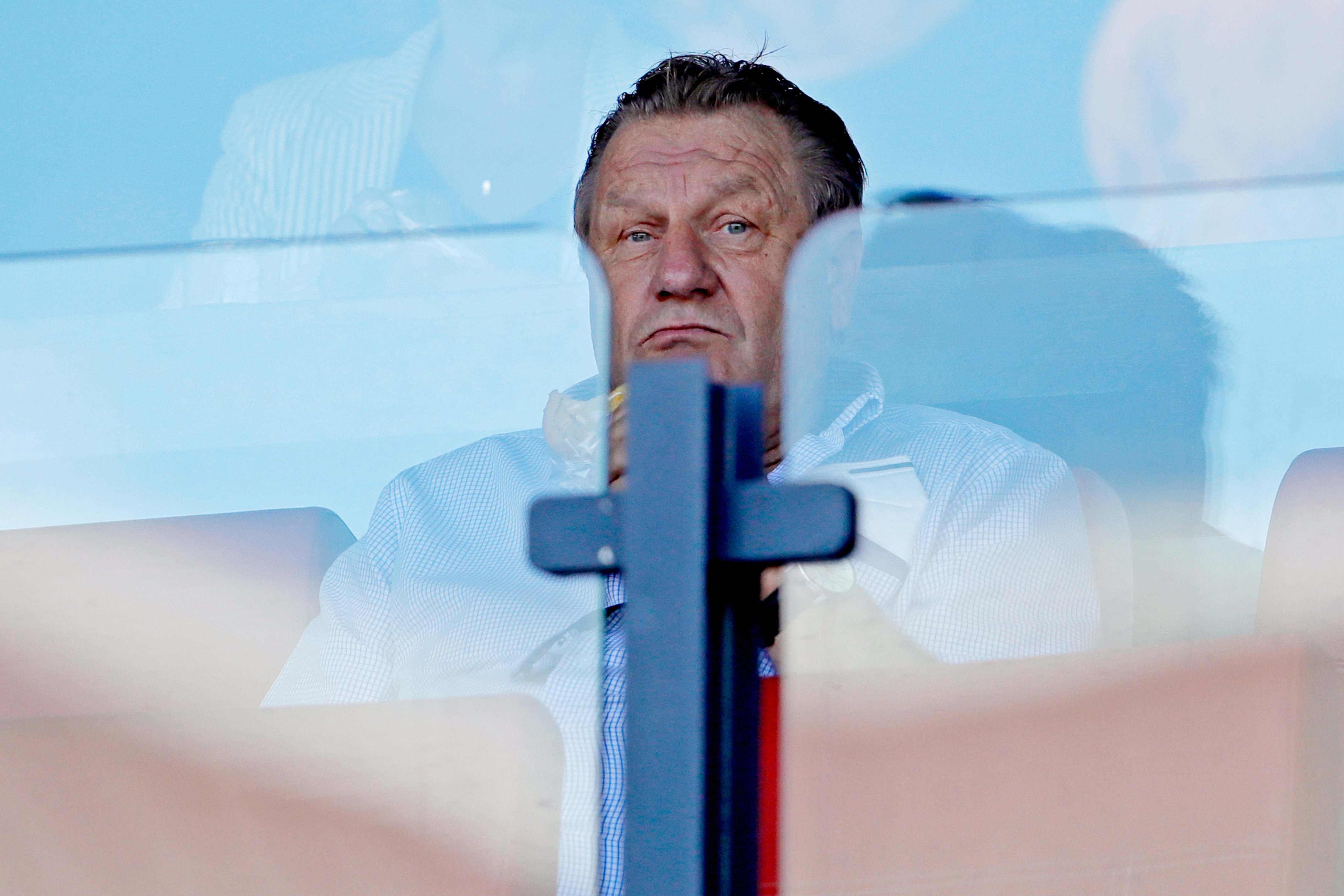 Jan Boskamp kijkt geconcentreerd toe vanuit de tribune in zijn vertrouwde Kuip.