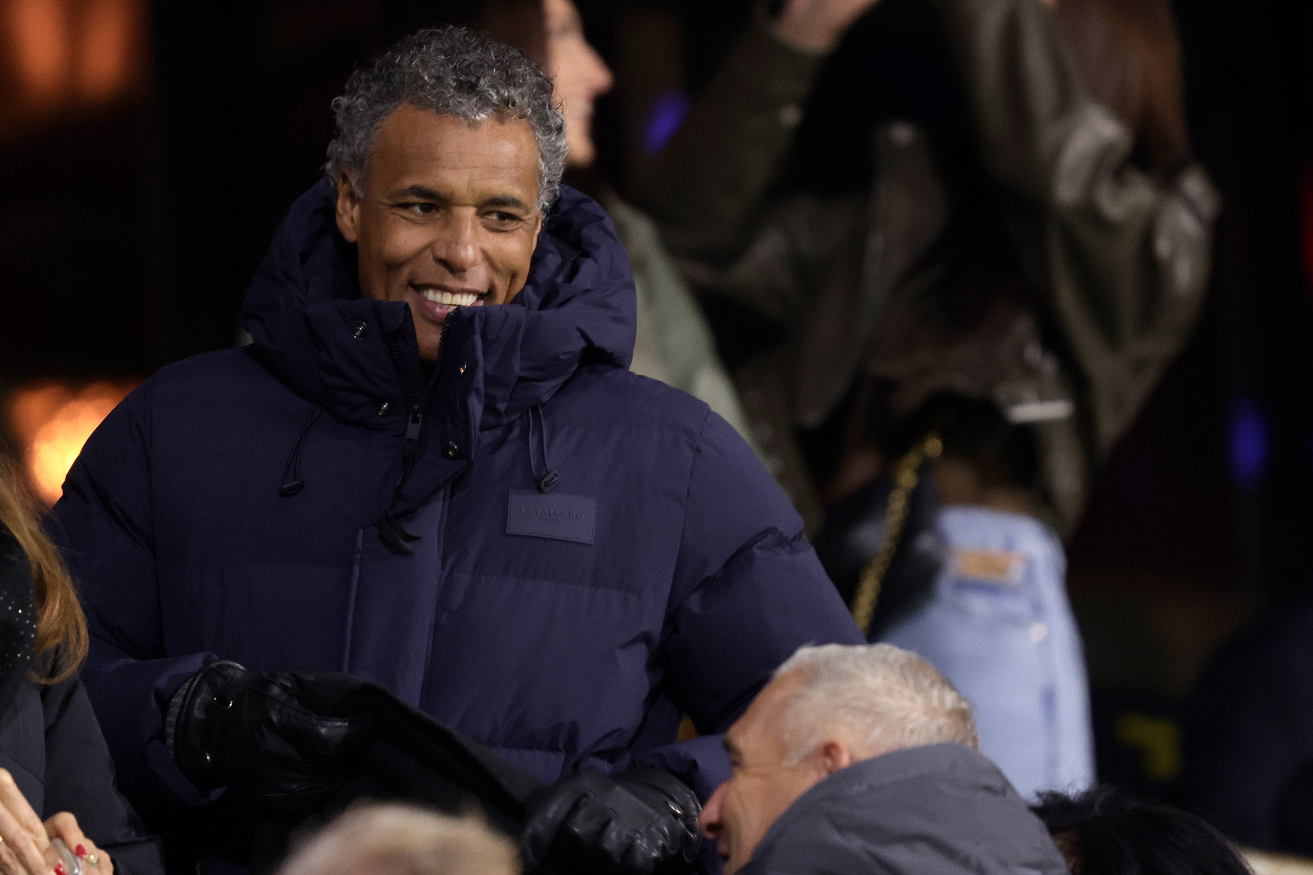 Pierre van Hooijdonk spreekt zich uit bij NOS Studio Voetbal over de positie van Feyenoord-trainer Robin van Persie en de rol van media en analisten.