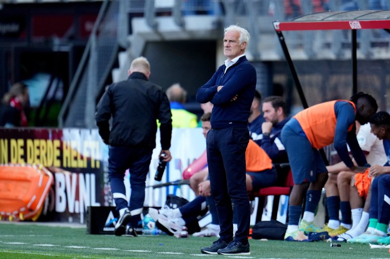 Fred Rutten langs de lijn voor PSV