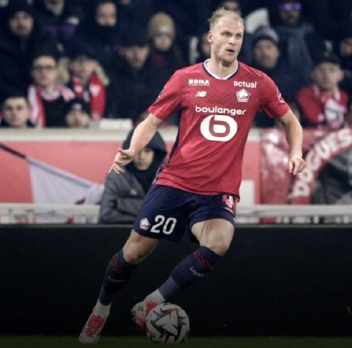 Mitchel Bakker wordt genoemd als alternatief voor Feyenoord. Hij speelde in de jeugd bij Ajax