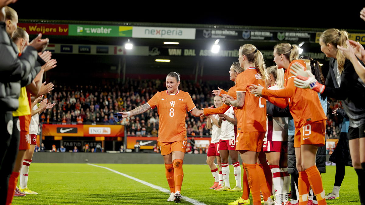 Sherida Spitse neemt afscheid van Oranje na 248 interlands. Nederland versloeg Canada met 1-0 in Nijmegen.