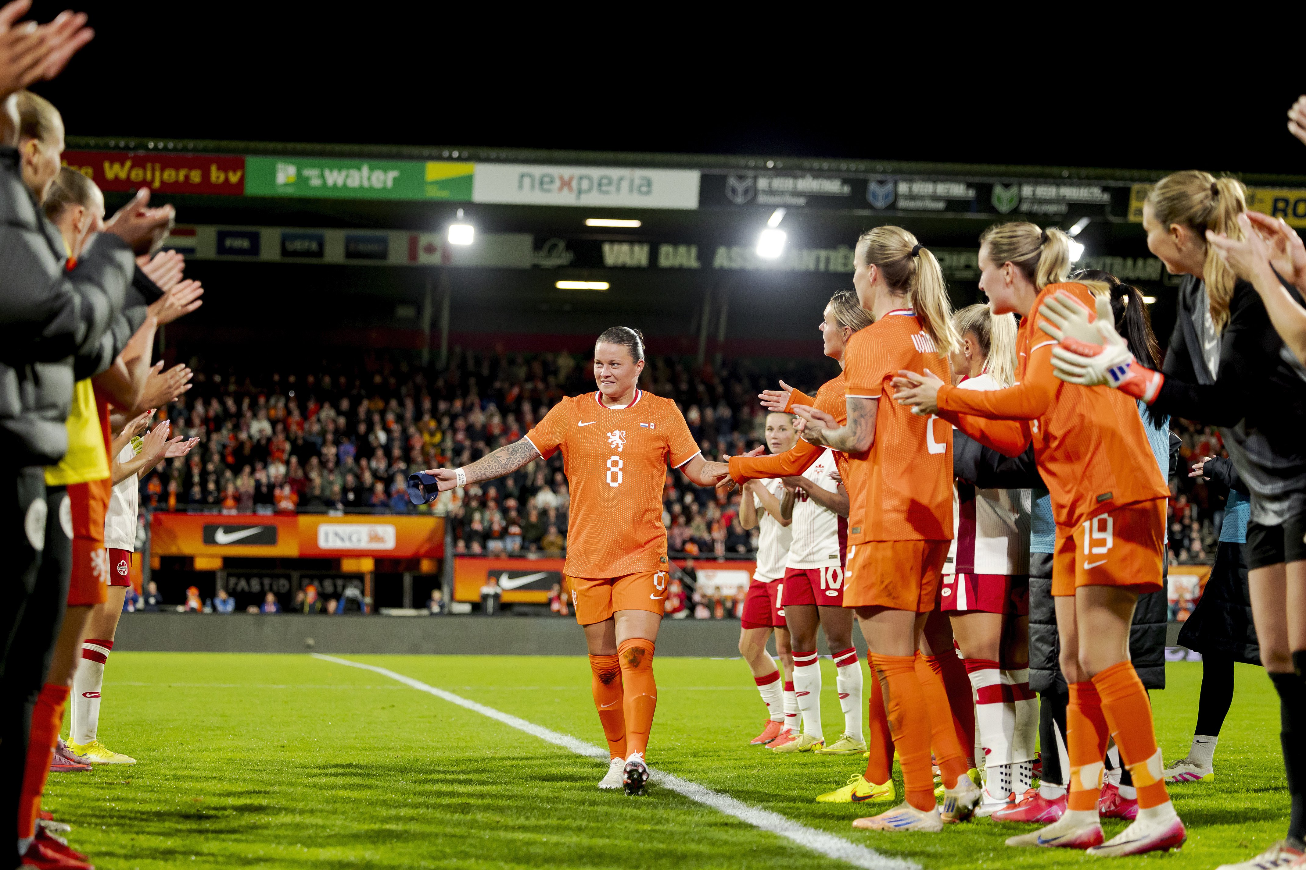 Sherida Spitse neemt afscheid van Oranje na 248 interlands. Nederland versloeg Canada met 1-0 in Nijmegen.