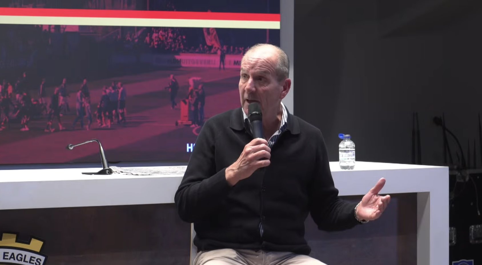 Jan Willem Van Dop wil van scheidsrechtersbaas Raymond van Meenen weten waarom Bas Nijhuis geen wedstrijden van FC Twente mag fluiten.