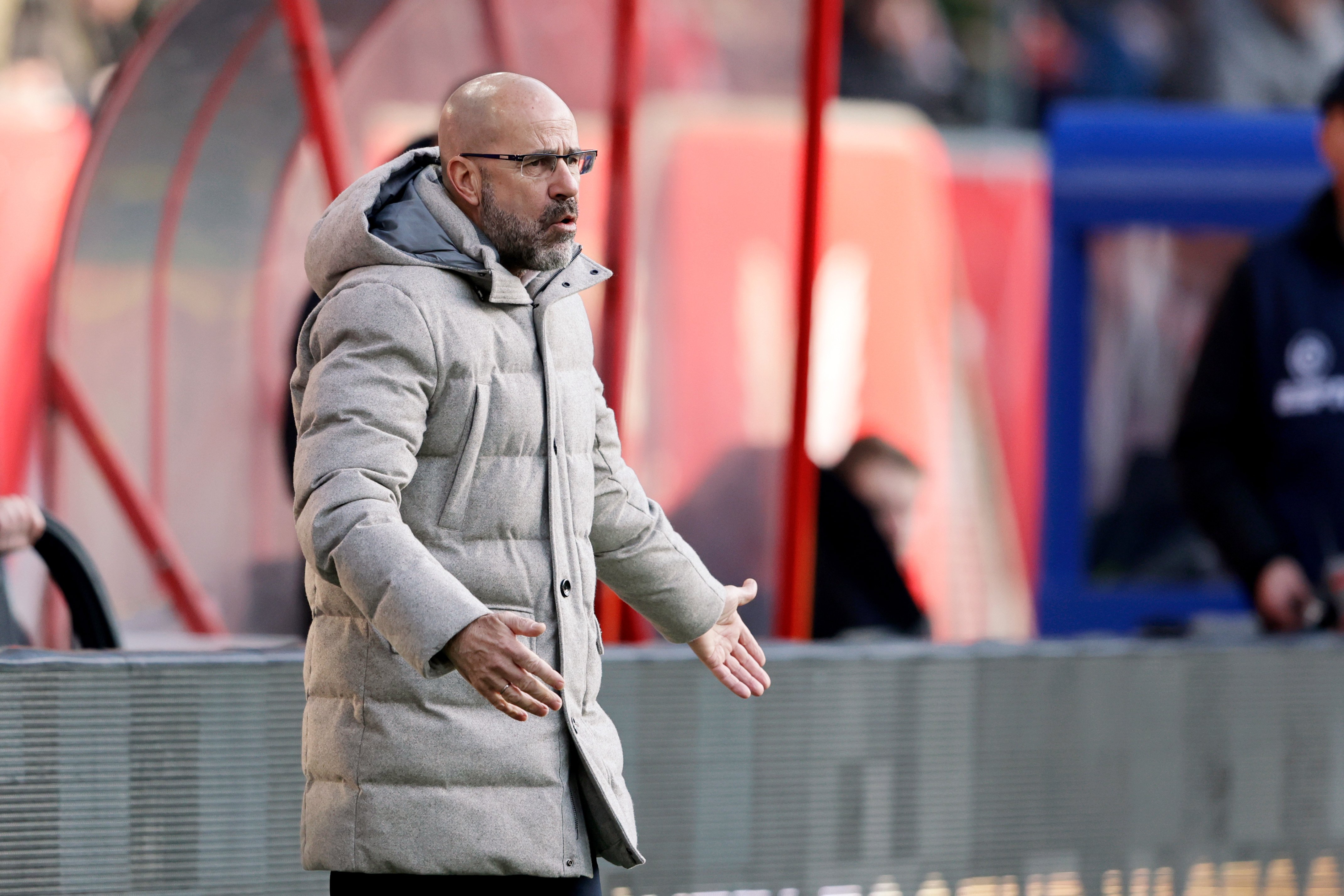 Peter Bosz langs de zijlijn bij PSV. De trainer hint in een openhartig interview op een mogelijk afscheid uit het clubvoetbal.