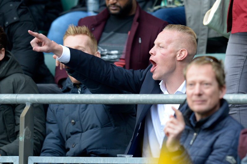 Tom Beugelsdijk in het publiek bij ADO Den Haag - Feyenoord