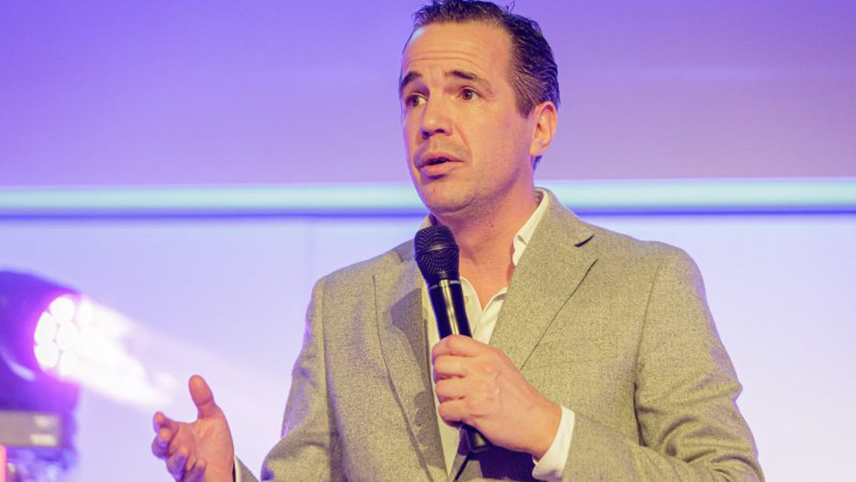 Jan Bluyssen (KNVB) wil dat clubs terughoudender omgaan met het stilleggen van wedstrijden bij medische incidenten.