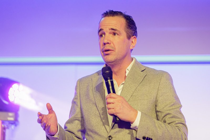 Jan Bluyssen (KNVB) wil dat clubs terughoudender omgaan met het stilleggen van wedstrijden bij medische incidenten.