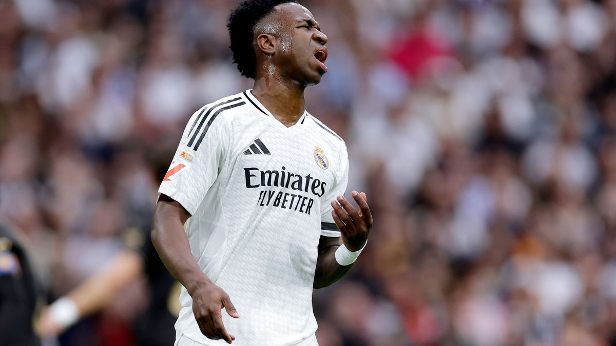 Vinícius Júnior verlaat woedend het veld tijdens El Clásico, na zijn wissel door Xabi Alonso