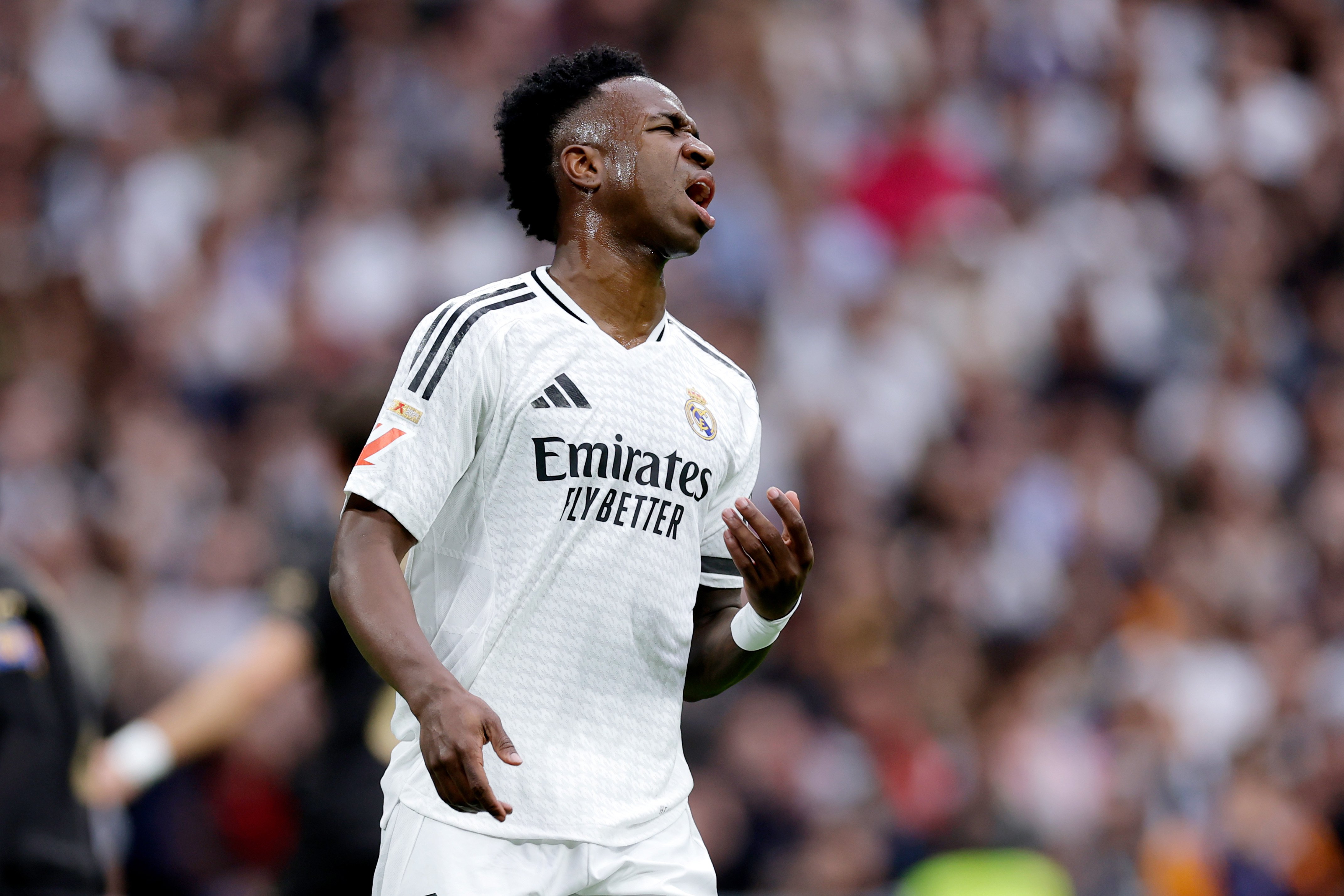 Vinícius Júnior verlaat woedend het veld tijdens El Clásico, na zijn wissel door Xabi Alonso
