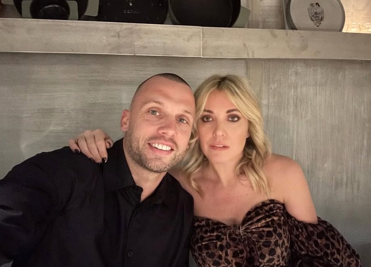 John Heitinga is al sinds 2010 met Charlotte Sophie Zenden getrouwd, ze kennen elkaar al langer. 