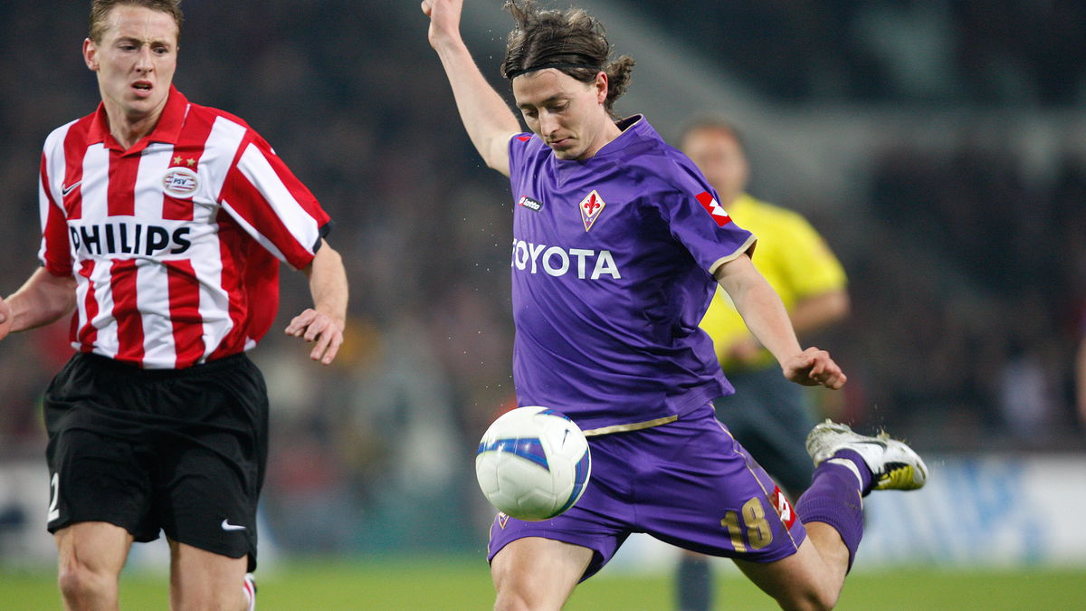 Ricardo MONTOLIVO in duel met PSV Jan KROMKAMP