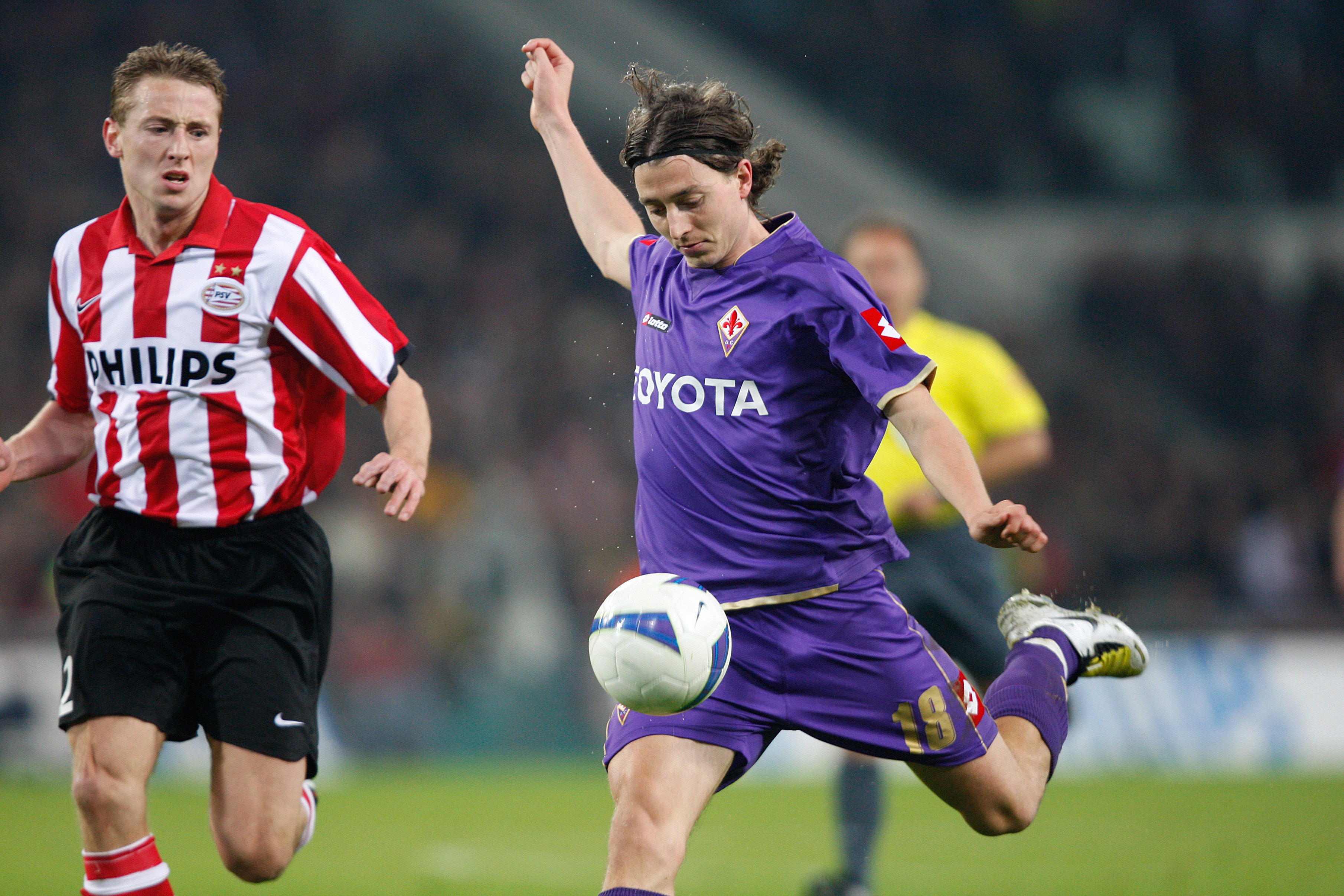 Ricardo MONTOLIVO in duel met PSV Jan KROMKAMP
