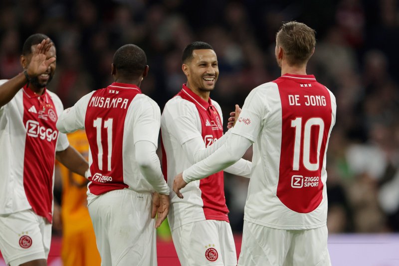 Siem de Jong en Ricardo van Rhijn bij duel van Ajax Legends