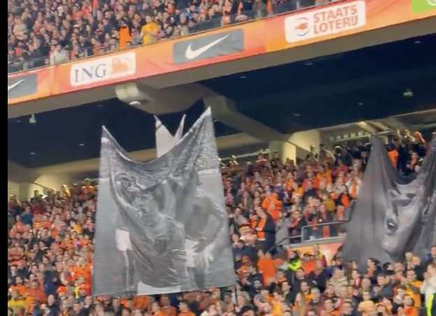 Beelden: Prachtig eerbetoon aan Cruijff tijdens Nederland - Noorwegen