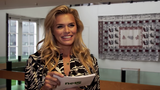 Nicolette van Dam likt vingers af bij lichaam Memphis Depay
