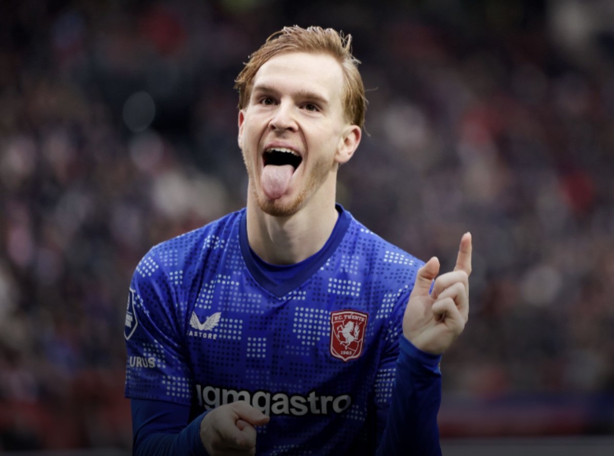 FC Twente-verdediger Mats Rots steekt zijn tong uit na zijn doelpunt tegen FC Utrecht