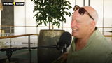 René van der Gijp terug in de podcast, fris van vakantie maar zonder een deel van zijn garderobe.
