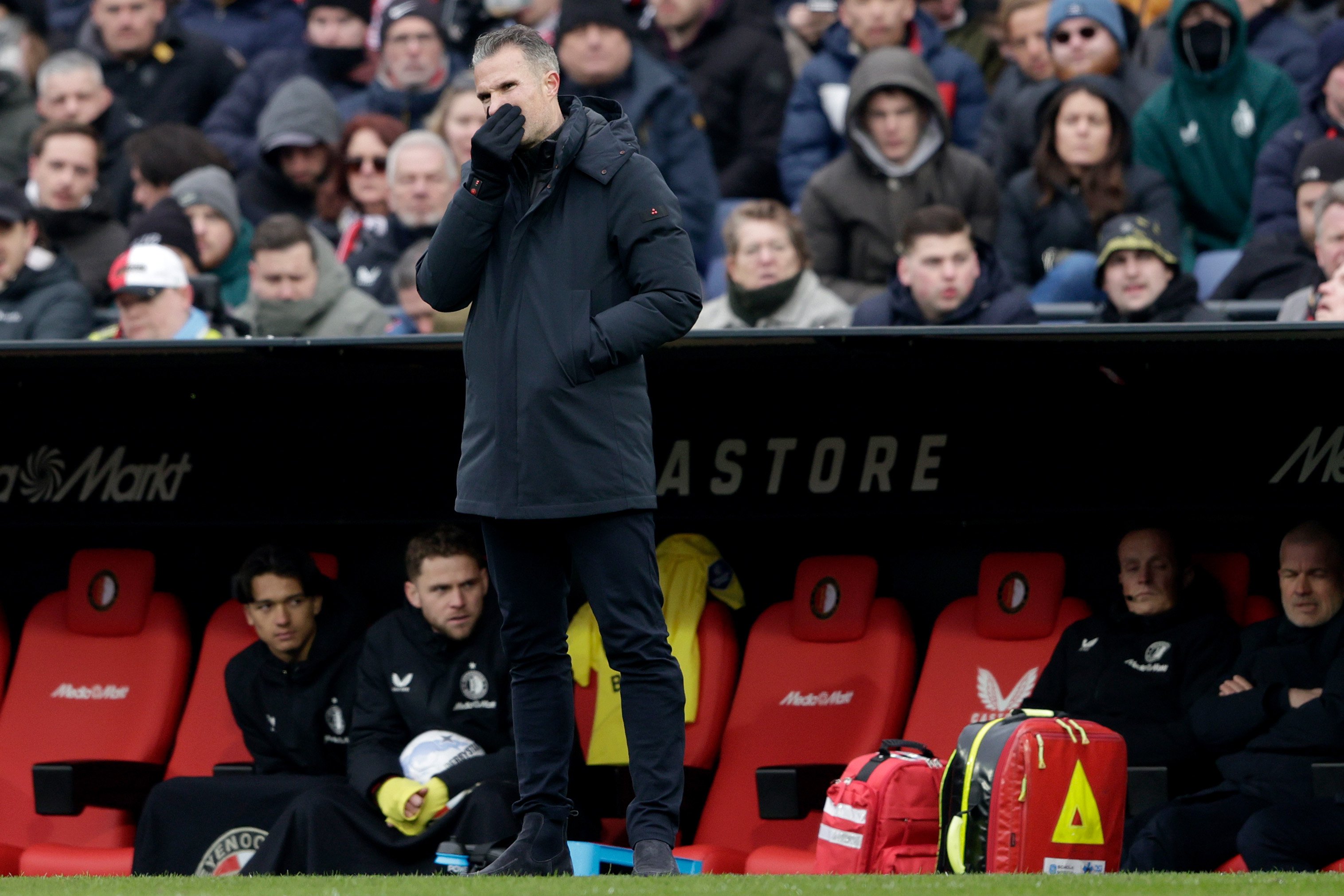 Van Persie baalt langs de lijn