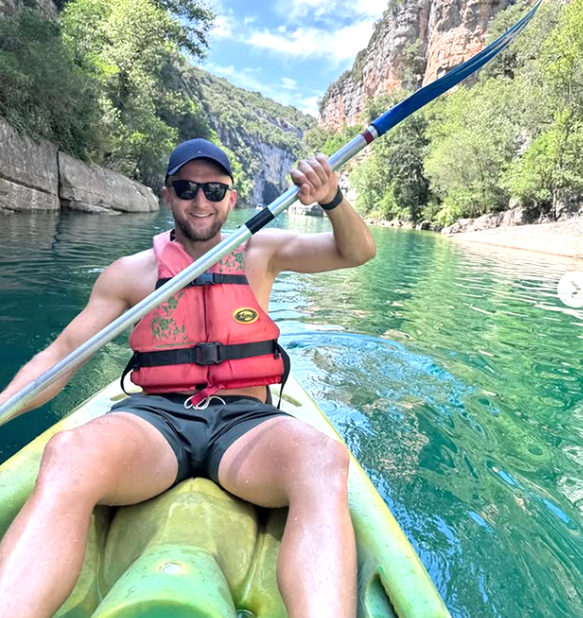 Nederlandse Liverpool-ster in Suriname, Trauner vermaakt zich in kano