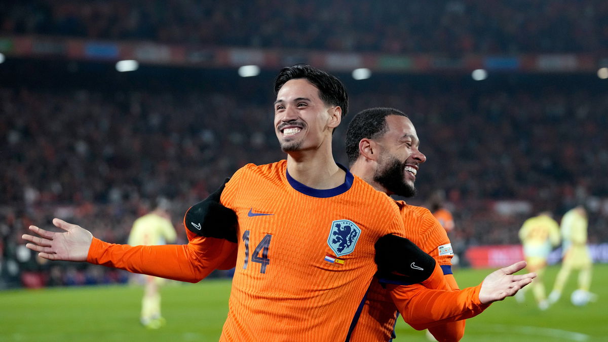 Tijjani Reijnders en Memphis Depay lachend in actie tijdens de training van Oranje in Zeist — ook op het veld zichtbaar in topvorm én in goede stemming.